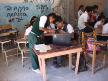 Teenagers of secondary education with cameras and computers in the city of Tlapa de Comonfort (Guerrero, Mexico). Photo: Luz Lazos. Source: DICyT.