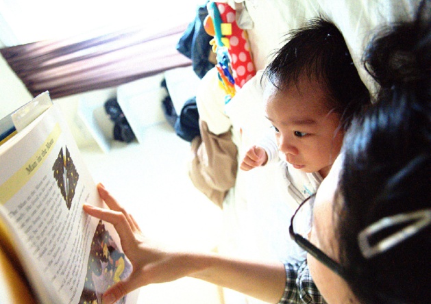 Responding to babies’ speech-like sounds while reading strengthens their language development