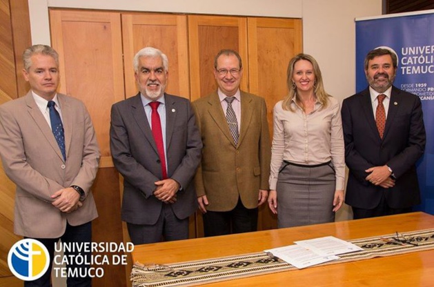 From left to right, the Dr. Hugo Hoeschl (i3G Institute(Brazil)), the Rector of the Catholic University of Temuco (Chile) Aliro Bórquez Ramírez, the Director of the UNESCO Chair TECLIN Jesús Cardeñosa, and the Dr. Tânia Bueno (Instituto i3G (Brazil)), and the Pro-rector of the Catholic University of Temuco (Chile) Arturo Hernández Sallés.